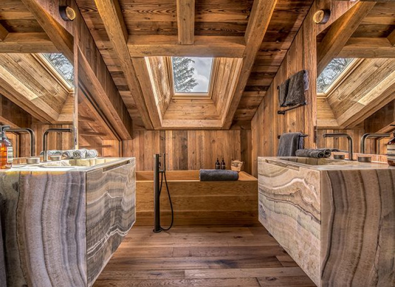 salle de bain design marbre et bois - chalet meribel